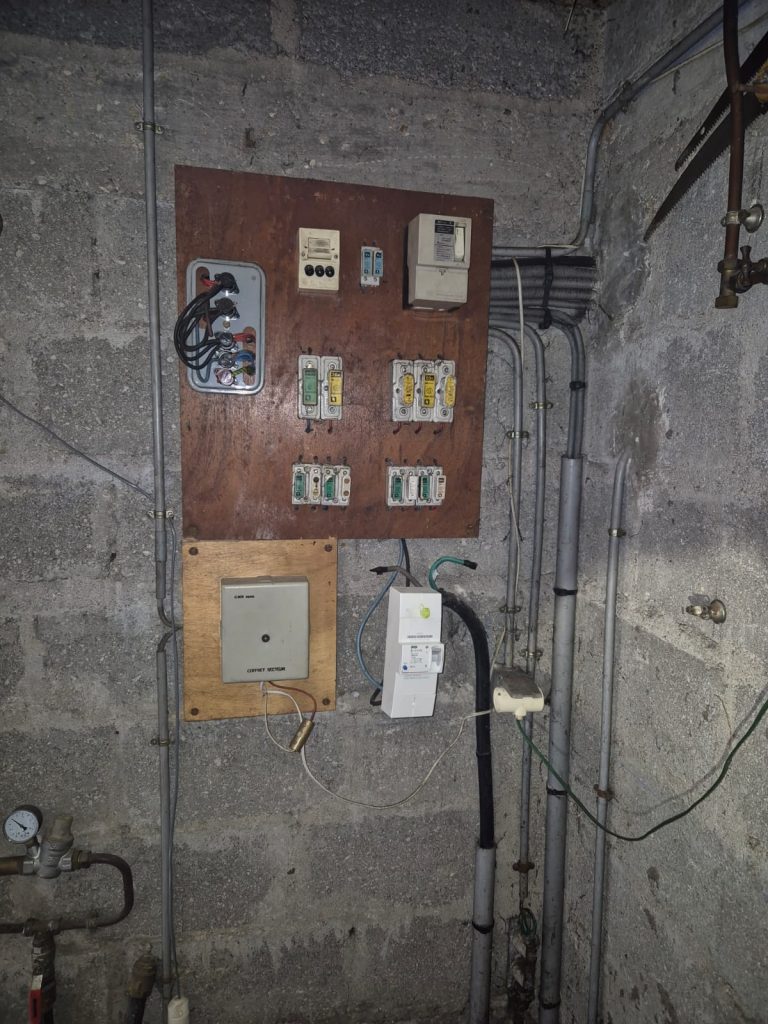 avant la Remise en conformité du compteur électrique par primetechservices